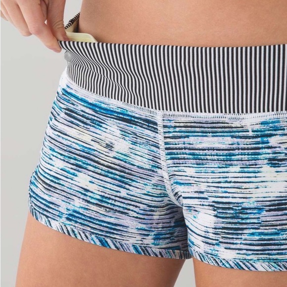 Lululemon Speed Short *4-way Stretch 2.5" size 6 Blurry Belle Multi / stripe - Picture 2 of 7